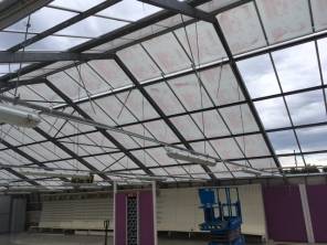 Schon ist das neue Dach im Aufbau